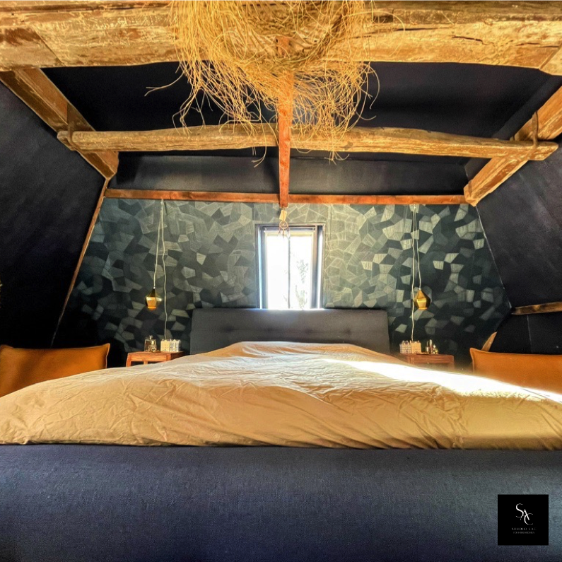 historic-canal-house-master-bedroom-gouda-midnight-blue.png